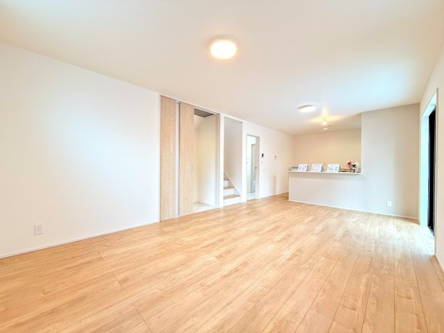 南区六ッ川3丁目　新築戸建ての居間・リビング|◆ご家族の会話がはずむ、開放的なＬＤＫです。休日はお陽さまの光をたっぷりととりこめるぽかぽかリビングで過ごしませんか？