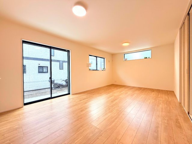 南区六ッ川3丁目　新築戸建ての居間・リビング|◆広々としたリビング・ダイニングは、シックでモダンな内装。落ち着いた雰囲気に包まれて、伸びやかな空間のなかで、ゆったりと家族団らんのひとときを過ごせます。
