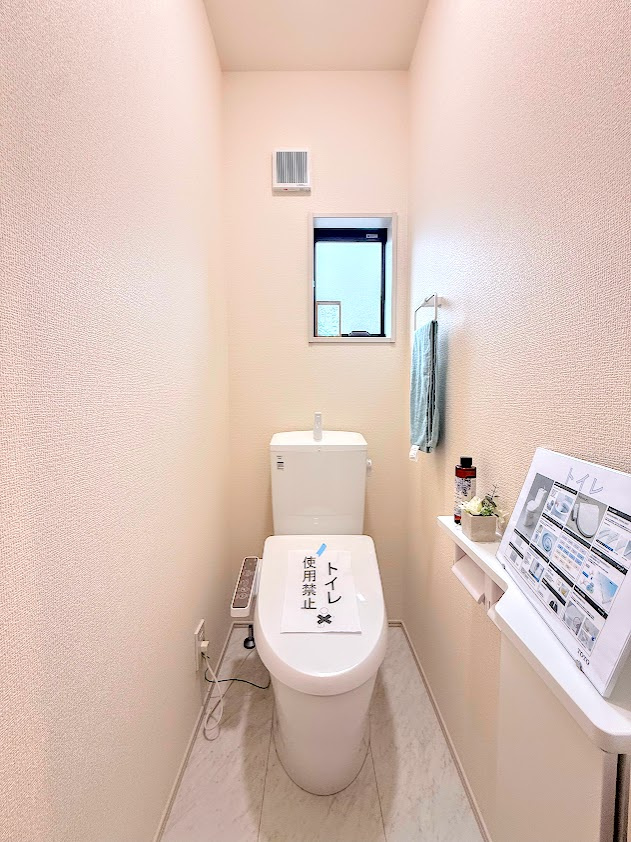 南区六ッ川3丁目　新築戸建てのトイレ|◆清潔感のある白を基調とした落ち着ける空間。小窓をもうけていますので、こもりやすい空気の入れ替えも簡単に行えますね！