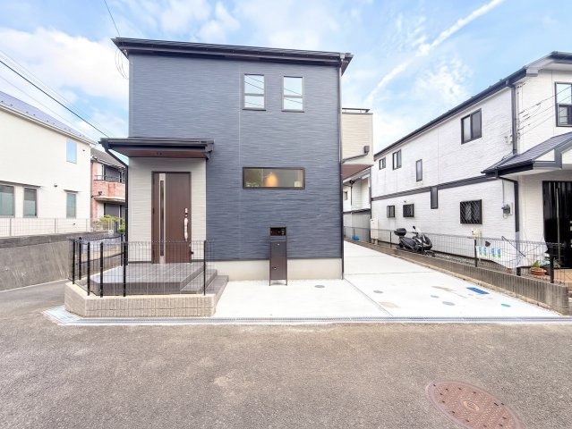 南区六ッ川3丁目　新築戸建ての外観|◆一戸建てを中心とした街並みが整然と続き、周辺は高い建物が建っていないので、緑の多い閑静な趣を感じる環境です。街並みや周辺環境も重要なポイントです！！