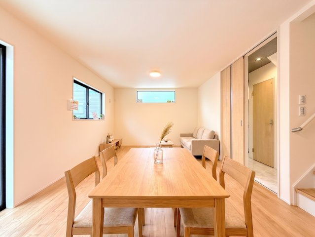 南区六ッ川3丁目　新築戸建ての居間・リビング|◆リビングは一日中太陽の光が射し込みます。家族が集まる空間は、自然と笑顔が溢れます！(家具はイメージです)