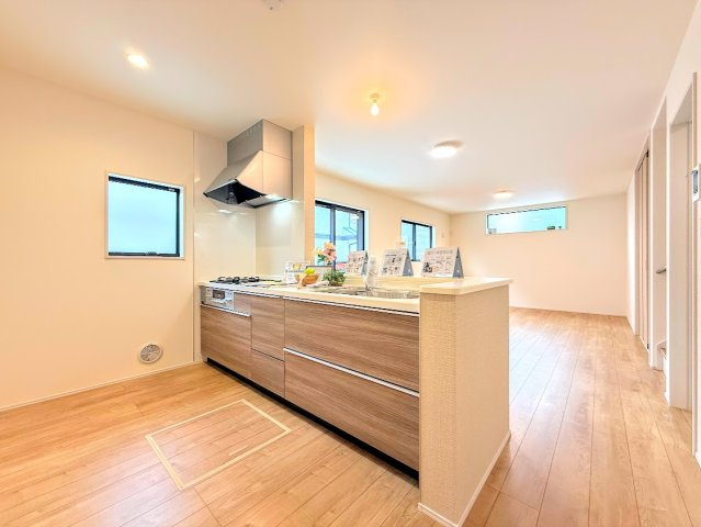 南区六ッ川3丁目　新築戸建てのキッチン|◆キッチンからダイニングやリビングが見渡せるキッチン。料理をしながら家族とコミュニケーションをとれるだけでなく、大きな開放感も得られることができます。