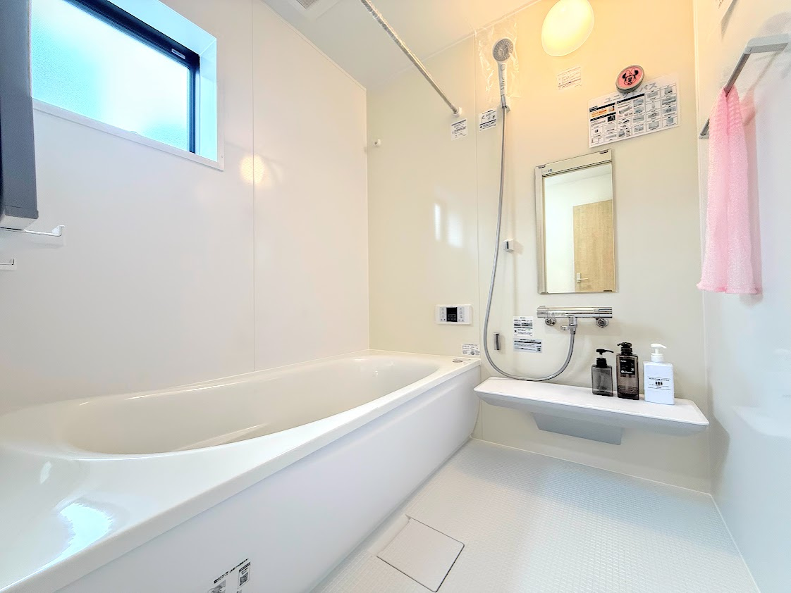 南区六ッ川3丁目　新築戸建ての浴室|◆お子様と一緒にバスタイムを楽しめる広々空間。浴室乾燥機付で心地よいバスタイムを実現します。