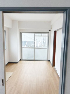 【居間・リビング】 | あづまハイツ | 洋室のお部屋です。