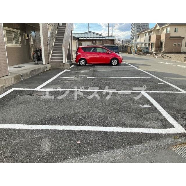 リバティヒルズAの駐車場|高崎、前橋のお部屋探しはエンドスケープまで！お客様の理想お聞かせ下さい♪