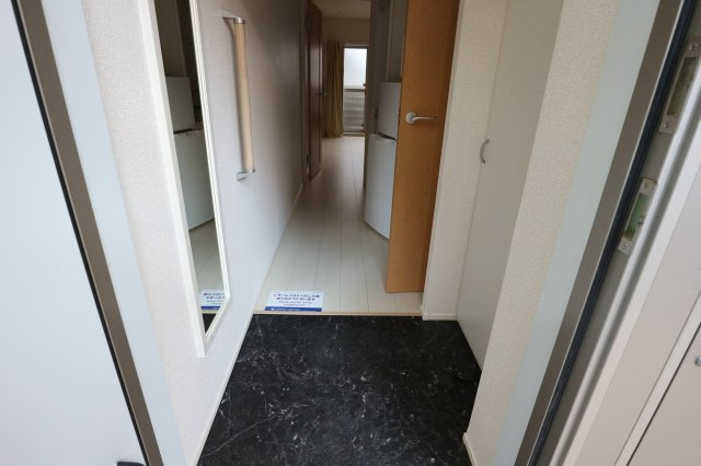 クレイノメルシンの玄関