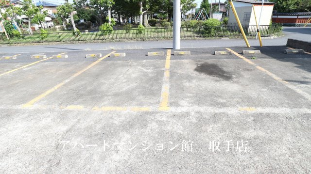レオネクストトレジャーヒルⅠの駐車場