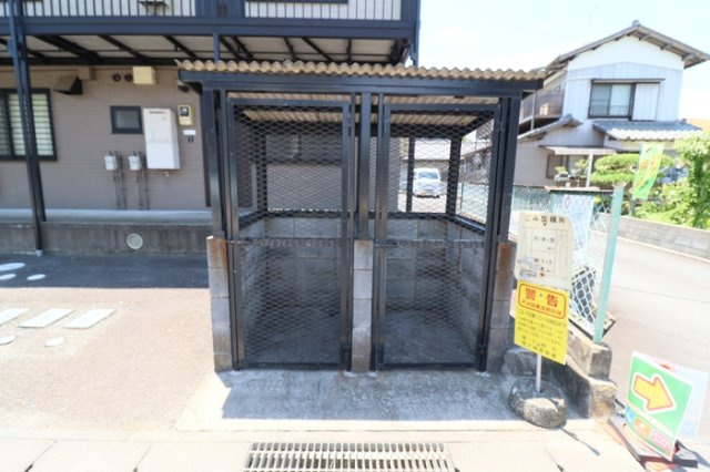 屋敷添ハイツのエントランス|ゴミ置き場