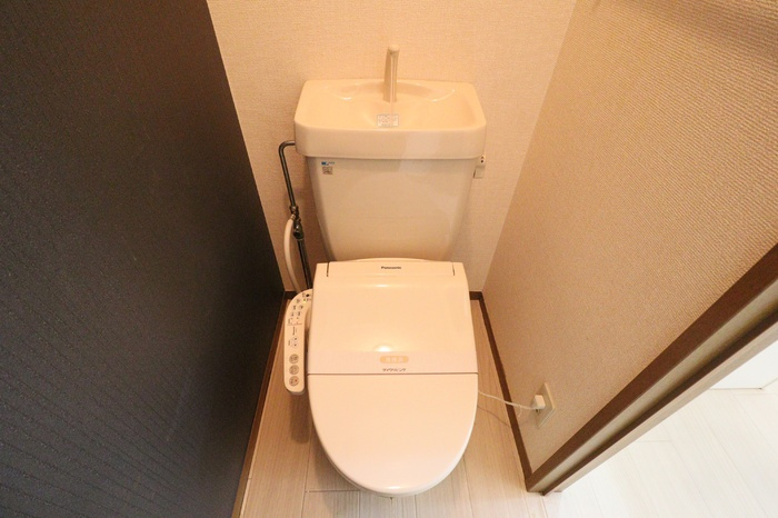 屋敷添ハイツのトイレ|もちろん温水洗浄暖房便座です（デザインクロス仕様）