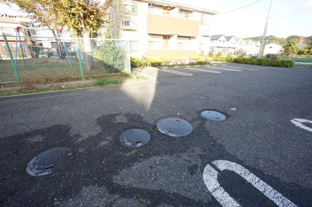 ジュネス・キミサクＢの駐車場