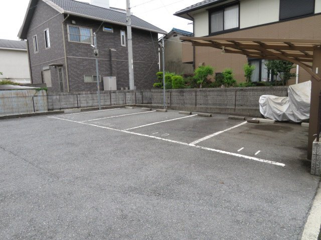 ジュネス野里WESTの駐車場