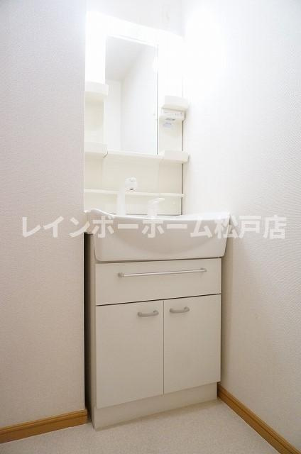 ラ・ベルソレイユ　【仲介手数料：50％OFF】対象物件！の独立洗面台|朝の支度にも助かる、独立の洗髪洗面化粧台