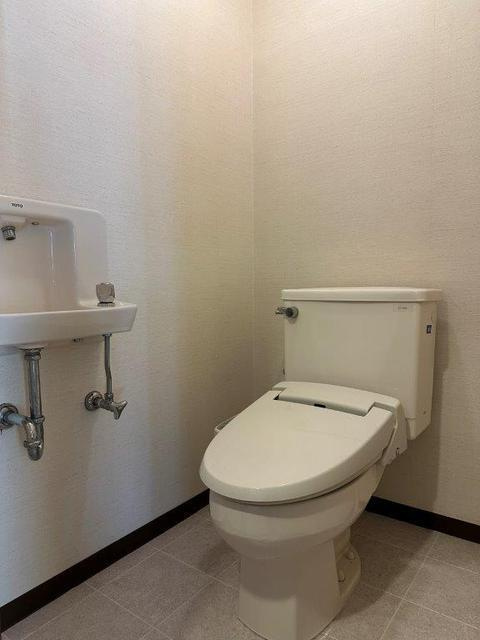 神戸市東灘区岡本１丁目の賃貸マンションのトイレ