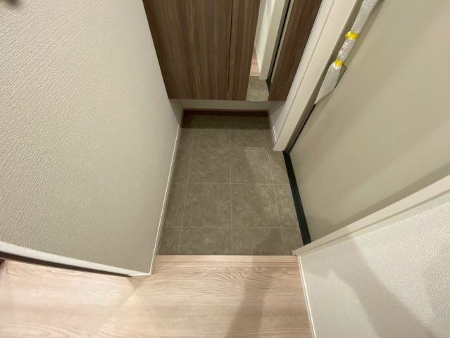 神戸市灘区岩屋北町２丁目のアパートの玄関