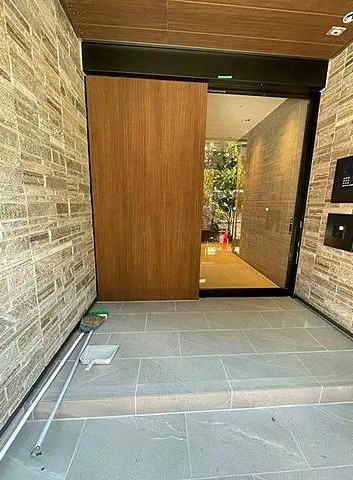 神戸市東灘区岡本３丁目のアパートのエントランス