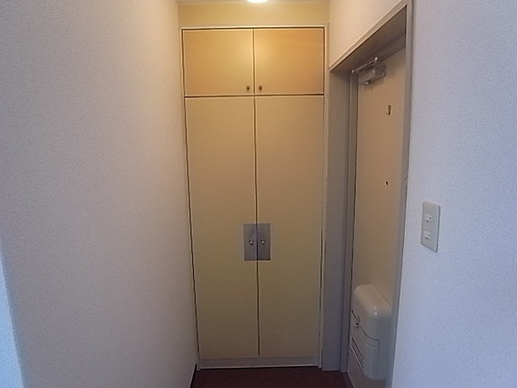 神戸市中央区中山手通２丁目の賃貸マンションの玄関