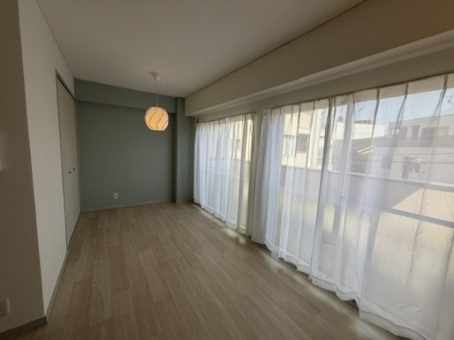 神戸市東灘区岡本１丁目の賃貸マンションの居間・リビング