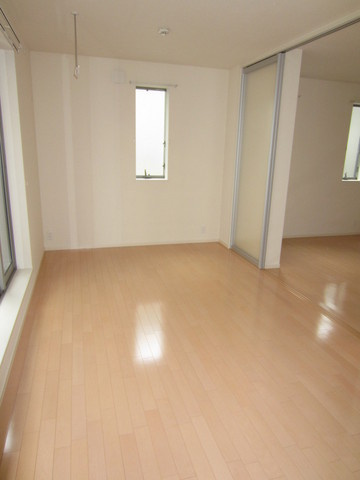 ラティフォリア市ヶ谷の居間・リビング|★隣室なしの明るいお部屋★