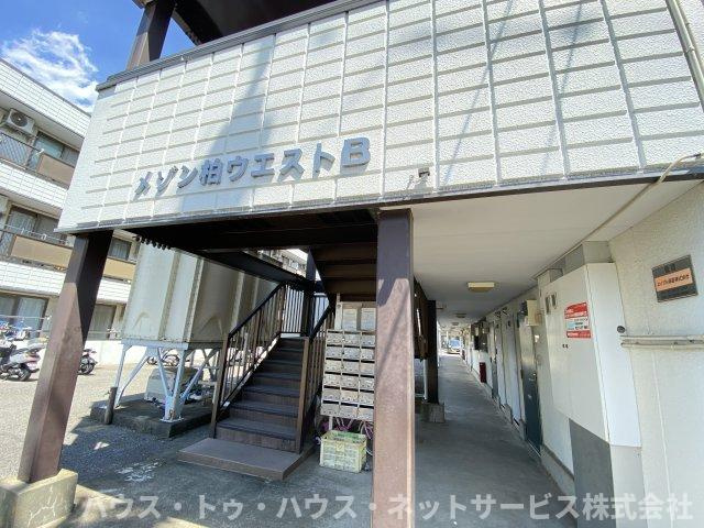 メゾン柏ウエストB棟のエントランス