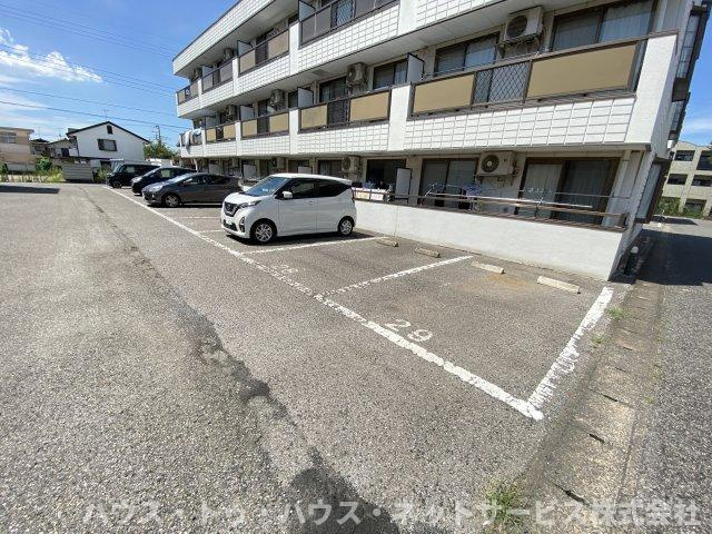 メゾン柏ウエストB棟の駐車場