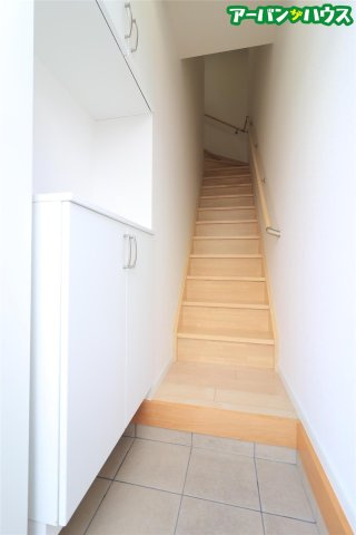 フルーリー中撫川 B棟の玄関
