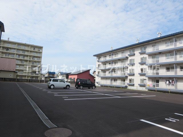 釧路市堀川町の賃貸マンションの駐車場