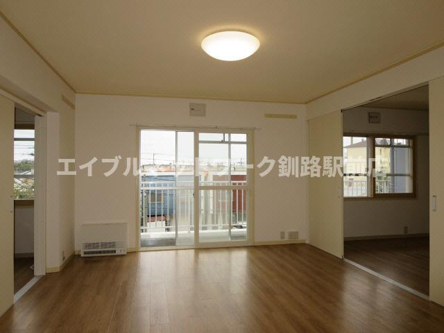 釧路市堀川町の賃貸マンションの居間・リビング