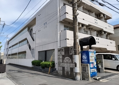 【外観】 | エトワール相武台 | 外観はマンション管理がされているかの目安になります。築年数が古いと、壁面は劣化してひび割れが生じることも！建物が古びていても細かいところが修繕されていると、きちんと管理されているなぁと感じるでしょう。
