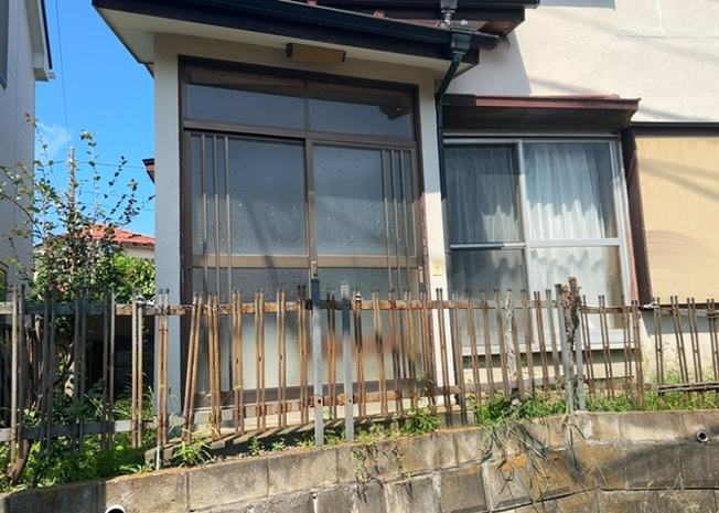 【外観】 | 土地を買う際、住む地域の自治体や福祉の補助制度にも注目してみましょう。子供や老人の医療補助やゴミ出しのルールなど、自治体によってルールに大きな違いがあるため、暮らしやすい土地で判断するとよいでしょう。