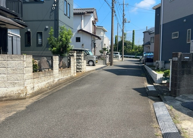 【外観】 | 現地に行くなら、物件の周囲の地形がどうなっているかを見ることも大切です。周辺より低くなっている土地では、大雨などで水が集まりやすいため、地盤が弱くなっているということも考えられるため、注意が必要です。