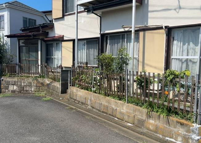 【外観】 | 隣家の土地はどうなっているのか、生活利便施設が近くにあるのか、学校まで近いかなど、お客様のライフスタイルにあわせたイメージが重要です。また、近くにあると困る施設が近くにないかも確認するといいでしょう。