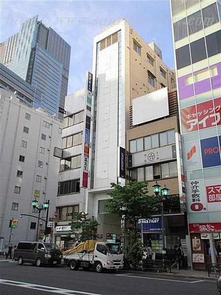 正直家ビルの外観|中央の白いビルです