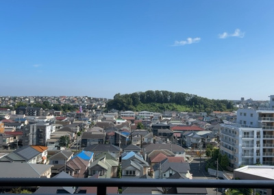 【展望】 | ファミール八王子並木町 | 11階建ての9階部分に位置する本物件からは、見晴らしの良い開放的な眺望が広がります。前面に遮るものがなく日当たり・通風ともに良好で、澄み切った青空を眺めながら心地よい時間を過ごすことができます。