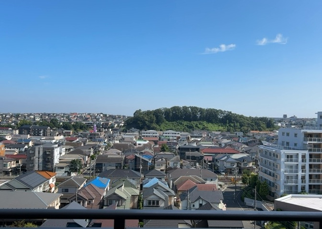 【展望】 | ファミール八王子並木町 | 11階建ての9階部分に位置する本物件からは、見晴らしの良い開放的な眺望が広がります。前面に遮るものがなく日当たり・通風ともに良好で、澄み切った青空を眺めながら心地よい時間を過ごすことができます。