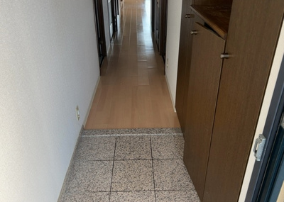【玄関】 | ファミール八王子並木町 | 玄関には収納力豊富なシューズボックスを備えており、家族全員の靴をすっきり整理できます。リフォームにより建具や内装が一新され、訪れる人を気持ちよく迎え入れる清潔感ある玄関スペースに仕上がります。