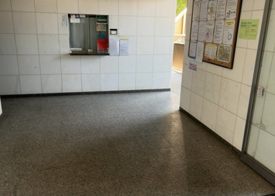 【エントランス】 | ファミール八王子並木町 | ファミール八王子並木町のエントランスは、オートロックが設置されており防犯面に配慮された造りです。日勤管理の管理体制が行き届いており、居住者の皆様が安心して暮らせる清潔な共用空間となっています。