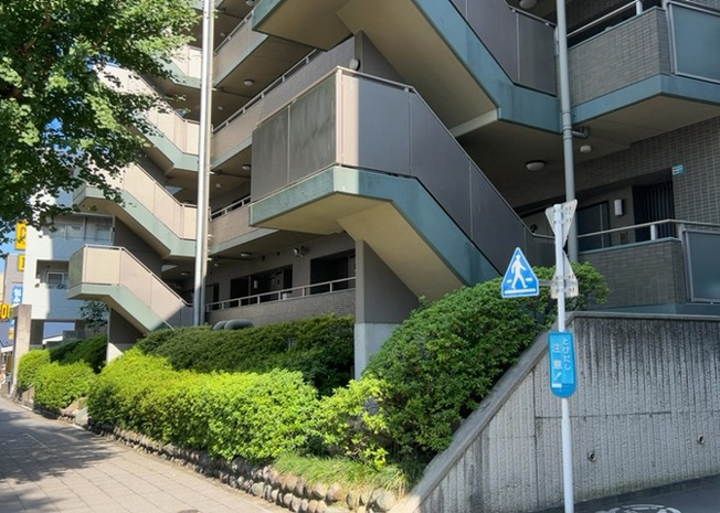 【現況写真】 | ファミール八王子並木町 | 専有面積70.70平米の3LDKで、即引渡しも相談可能な空家状態となっております。平坦地に立地し、ヤオコー八王子並木町店まで徒歩5分圏内（367m）と、日々の買い物利便性にも非常に恵まれた環境です。