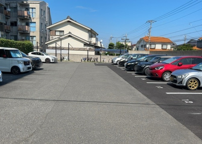 【駐車場】 | ファミール八王子並木町 | 敷地内には月額11,500円でご利用いただける平坦な駐車場がございます。お車の出し入れがスムーズに行える平面駐車場タイプとなっており、お車をお持ちのご家族にも大変利便性の高い環境が整っています。