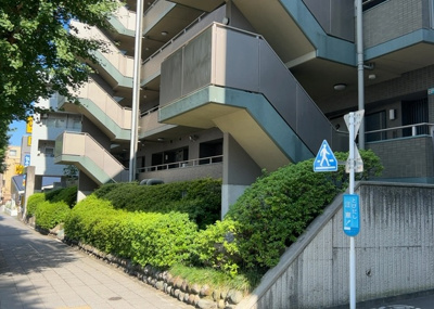 【外観】 | ファミール八王子並木町 | 八王子市並木町に位置するファミール八王子並木町は、1998年8月築・11階建ての鉄筋コンクリート造マンションです。JR中央線西八王子駅徒歩9分と好立地で、周辺環境も整った生活しやすい住環境です。