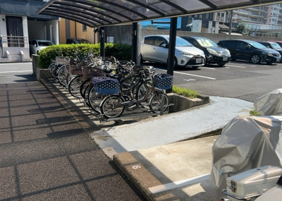 【駐輪場】 | ファミール八王子並木町 | 敷地内には屋根付きの駐輪場が完備されており、大切な自転車を雨や風から守ることができます。西八王子駅まで徒歩9分、近隣スーパーまで367mという立地において、自転車利用の移動が非常にスムーズです。