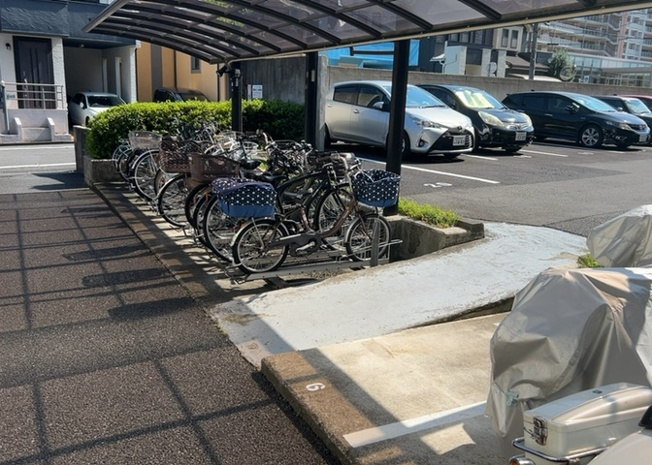 【駐輪場】 | ファミール八王子並木町 | 敷地内には屋根付きの駐輪場が完備されており、大切な自転車を雨や風から守ることができます。西八王子駅まで徒歩9分、近隣スーパーまで367mという立地において、自転車利用の移動が非常にスムーズです。