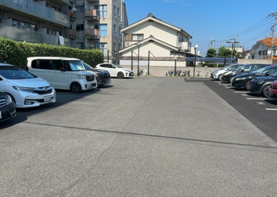 【駐車場】 | ファミール八王子並木町 | マンション敷地内に平面駐車場を確保しており、月額11,500円でご利用可能です。周辺は平坦地のため車や自転車の出し入れがしやすく、大型買い物施設へのアクセスなど日々の移動に大変重宝いたします。