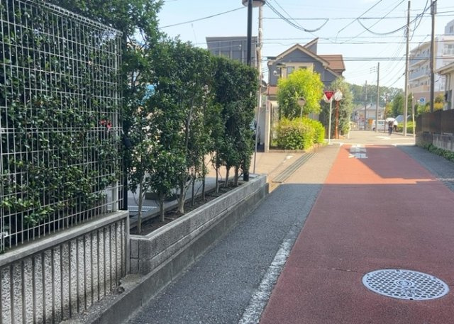 【庭】 | ファミール八王子並木町 | マンション周辺は平坦地となっており、整えられた敷地内の植栽が四季折々の彩りを添えてくれます。緑を身近に感じられる落ち着いた住環境は、子育て世代からシニア世代まで安心してお過ごしいただけます。