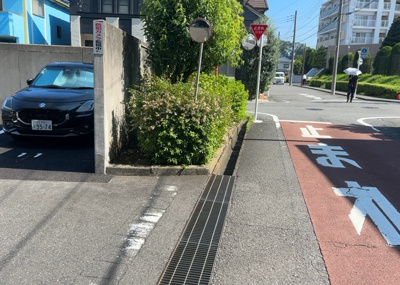 【中庭】 | ファミール八王子並木町 | 敷地内は整備が行き届いており、落ち着いた共用スペースが確保されています。日勤の管理体制によりクリーンな状態が保たれており、居住者同士の心地よいコミュニティを育む落ち着いた住環境が広がります。