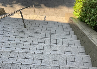 【設備】 | ファミール八王子並木町 | エレベーター完備で9階のお部屋への移動も快適です。また、24時間緊急通報システムが導入されており、もしもの時にも迅速に対応できる高い安心感を備えたセキュリティ体制が整えられております。