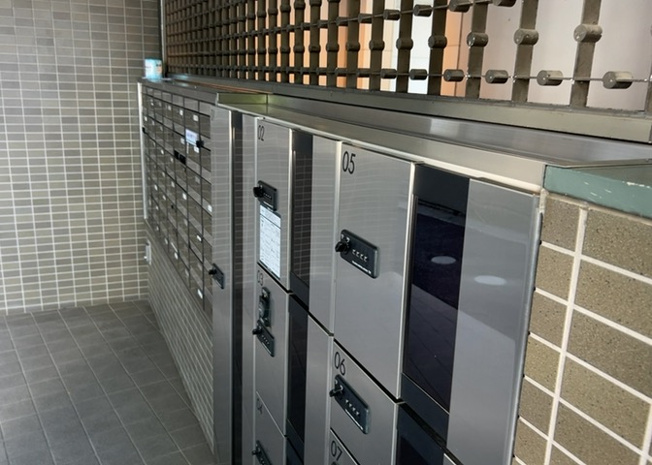 【設備】 | ファミール八王子並木町 | 集合ポストはエントランス近くの分かりやすい場所に配置されており、毎日の郵便物の確認がスムーズです。共用部分の清掃が行き届いているため、いつも綺麗で気持ち良く利用できる環境が維持されています。