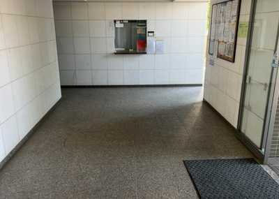 【ロビー】 | ファミール八王子並木町 | エントランスから続くロビーエリアは掃除が行き届き、明るく清潔感にあふれた空間です。防犯性の高いオートロック設備も完備されており、帰宅時にホッと安心できる心地よい共用環境が整えられています。