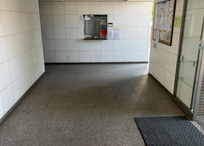 【ロビー】 | ファミール八王子並木町 | エントランスから続くロビーエリアは掃除が行き届き、明るく清潔感にあふれた空間です。防犯性の高いオートロック設備も完備されており、帰宅時にホッと安心できる心地よい共用環境が整えられています。