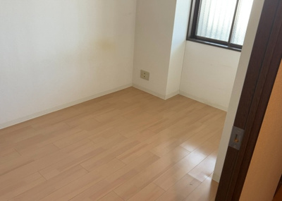 【子供部屋】 | ファミール八王子並木町 | 4.7帖や6.1帖の洋室は子供部屋として最適です。全居室にクロゼットが配置されているため、おもちゃや学習用品も綺麗に収納可能。フローリング張替予定の明るいお部屋で快適に過ごしていただけます。
