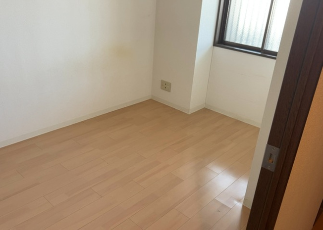 【子供部屋】 | ファミール八王子並木町 | 4.7帖や6.1帖の洋室は子供部屋として最適です。全居室にクロゼットが配置されているため、おもちゃや学習用品も綺麗に収納可能。フローリング張替予定の明るいお部屋で快適に過ごしていただけます。